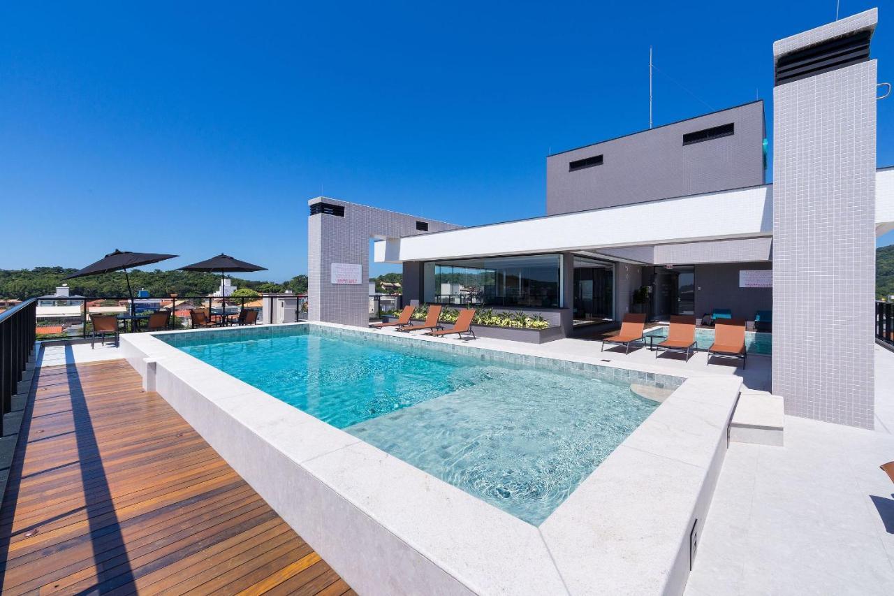 Adra 106 - Apartamento no centro de Bombinhas - Rooftop com piscina e academia - À poucos metros da praia Exterior foto
