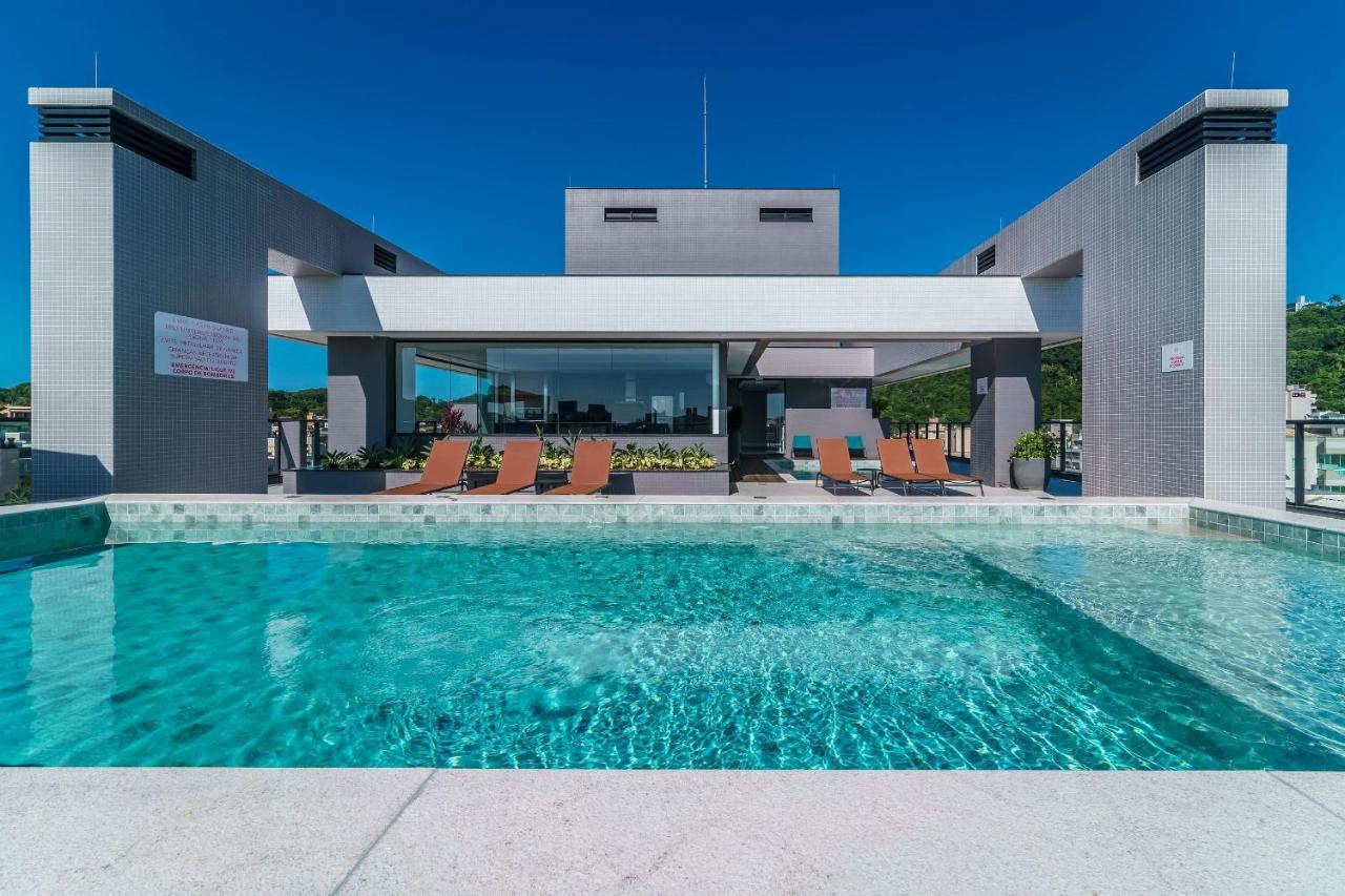 Adra 106 - Apartamento no centro de Bombinhas - Rooftop com piscina e academia - À poucos metros da praia Exterior foto